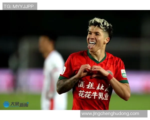 重庆与大连激战正酣足球盛宴引发球迷热情高涨